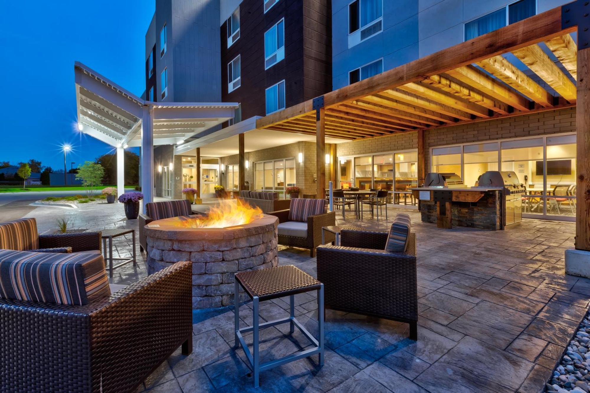Towneplace Suites By Marriott Grand Rapids Airport Southeast Eksteriør billede